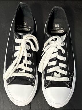 No Boundaries Men’s Black Canvas Sneakers with White Laces